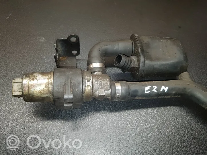 Volkswagen Golf III Valvola di regolazione del minimo 3981070899