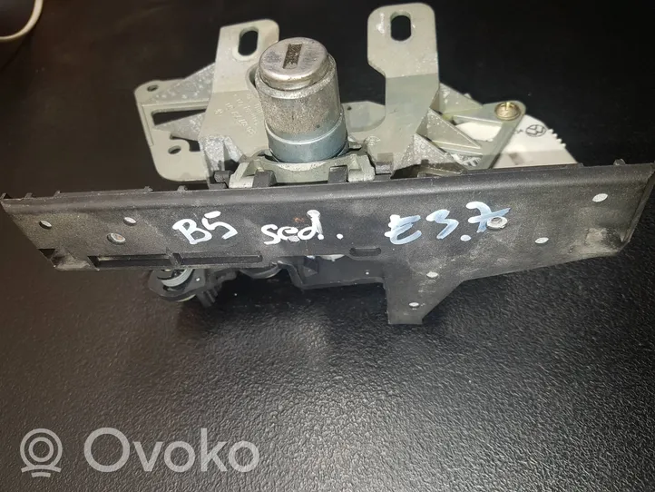 Volkswagen PASSAT B5 Blocco/chiusura/serratura del portellone posteriore/bagagliaio 3B0827297g