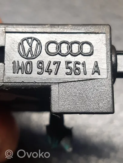 Audi A6 S6 C5 4B Contacteur frein de stationnement à main 1H0947561A