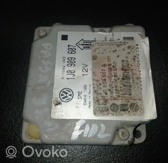 Volkswagen PASSAT B5 Sterownik / Moduł Airbag 1J0909607A