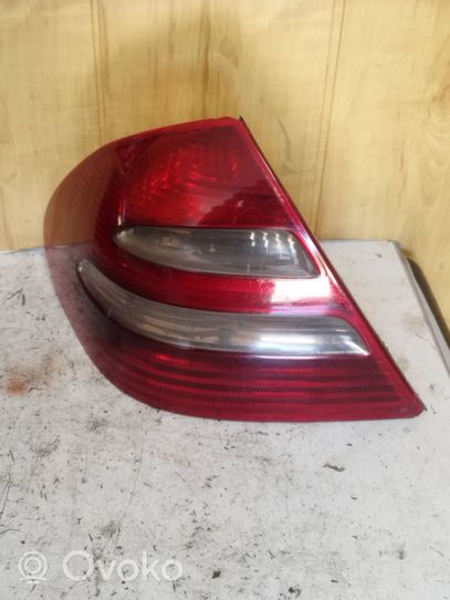 Mercedes-Benz E W211 Lampa tylna A2118200364