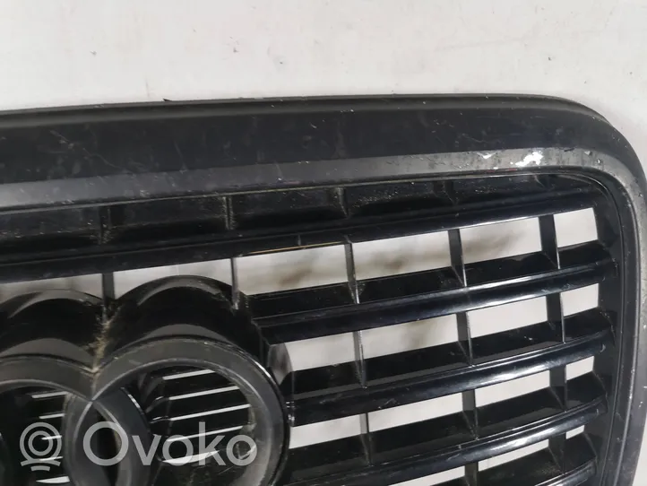 Audi A6 S6 C6 4F Etupuskurin ylempi jäähdytinsäleikkö 4F0853651AQ