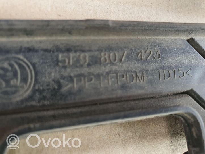 Skoda Octavia Mk3 (5E) Modanatura della barra di rivestimento del paraurti anteriore 5E9807423