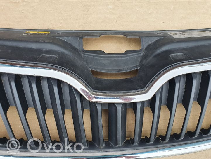 Skoda Rapid (NH) Maskownica / Grill / Atrapa górna chłodnicy 5JA853668