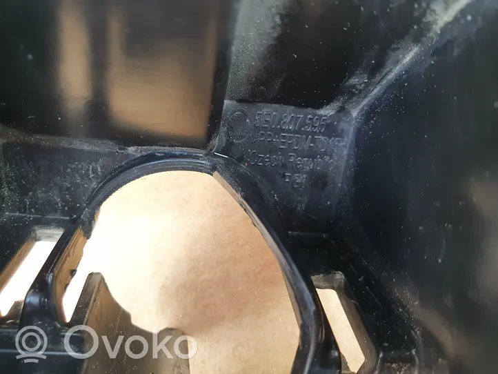 Skoda Octavia Mk3 (5E) Uchwyt dyszy spryskiwacza reflektorów 5E0807595