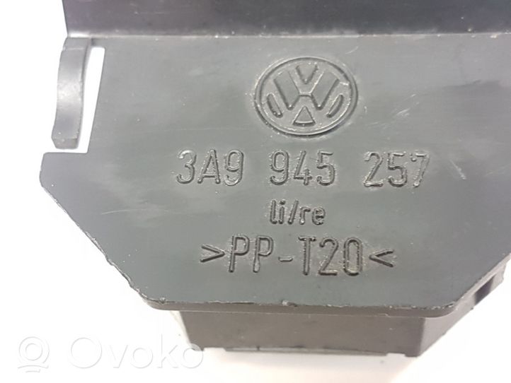Volkswagen PASSAT B4 Element lampy tylnej 3A9945257