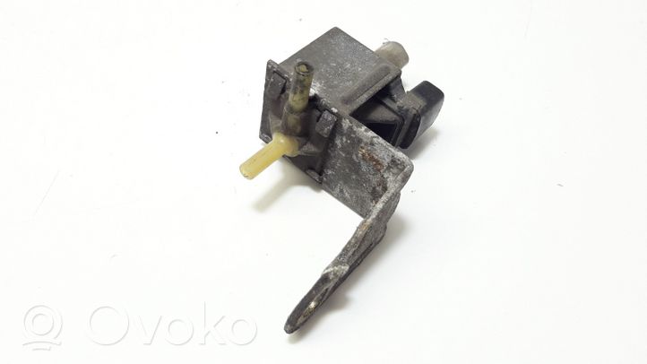 Volkswagen PASSAT B4 Electrovanne Soupape de Sûreté / Dépression 