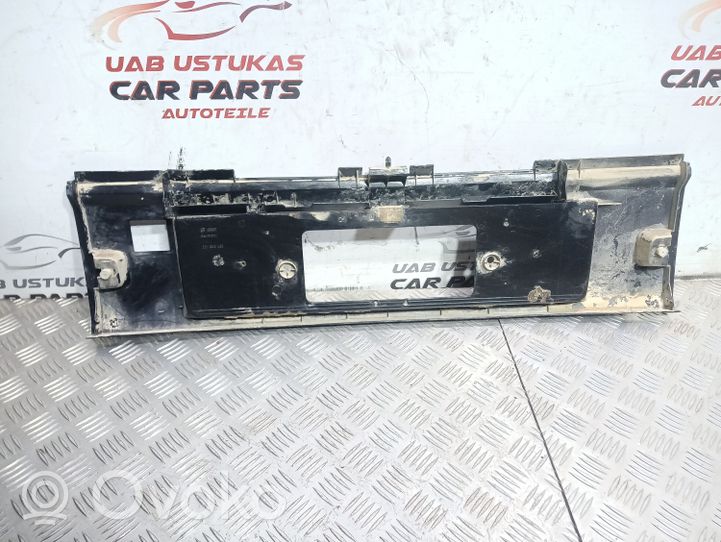 Volkswagen PASSAT B3 Takaluukun rekisterikilven valon palkki 357853489