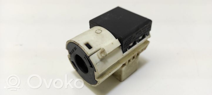 Volkswagen Sharan Przekaźnik blokady zapłonu 7M0905865B