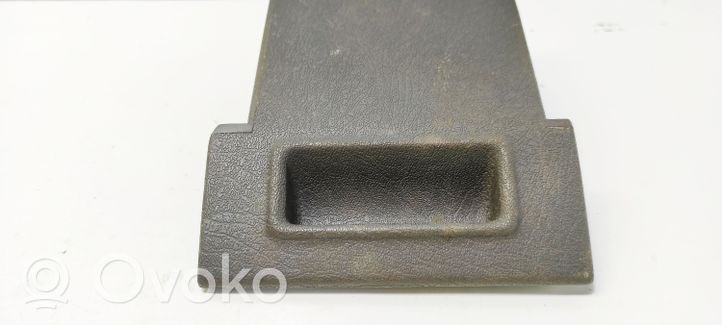 Audi 80 90 B2 Peleninė panelėje 811857309