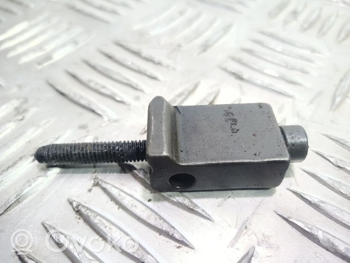 Volkswagen PASSAT B5.5 Fuel Injector clamp holder 