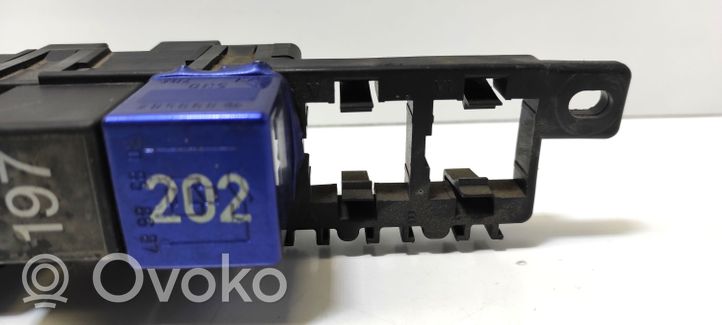 Volkswagen PASSAT B5 Drošinātāju bloks 8L0941822A