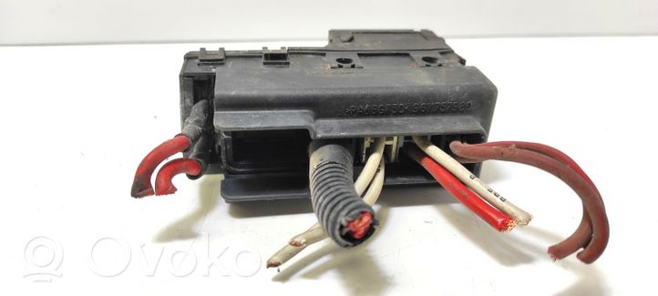 Peugeot 405 Module de fusibles 9611757980