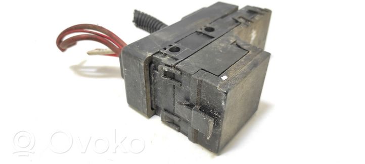 Peugeot 405 Module de fusibles 9611757980