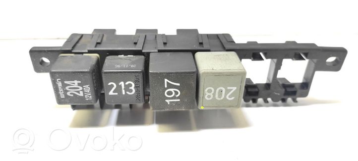 Volkswagen PASSAT B5 Module de fusibles 8L0941822A