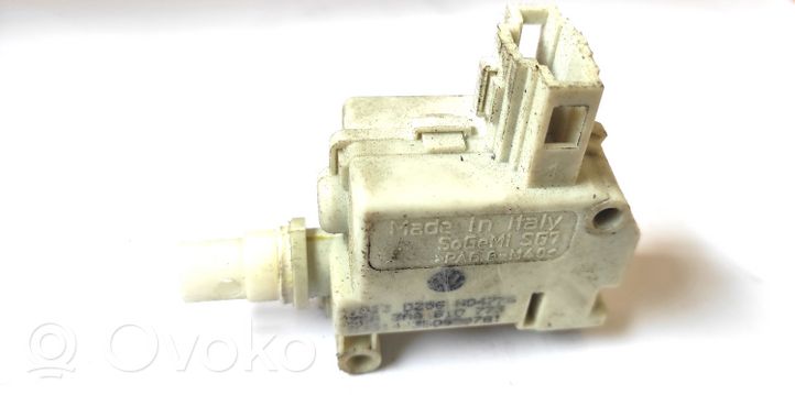 Volkswagen PASSAT B7 Fuel tank cap lock motor 3AA610773