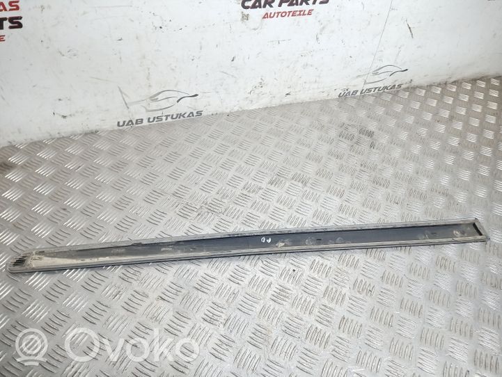 Opel Zafira B Front door trim (molding) 13137773