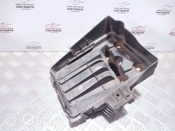 Jeep Patriot Boîte de batterie 05115730AA