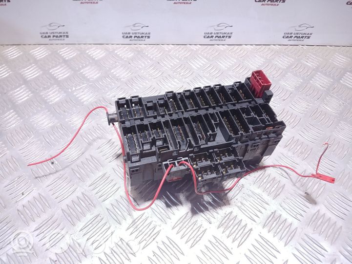 Volkswagen PASSAT B4 Module de fusibles 357937039