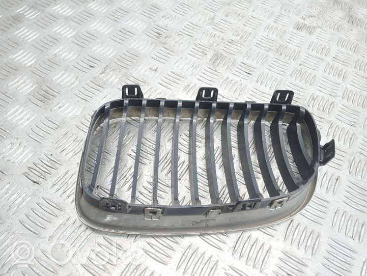 BMW 1 E81 E87 Grille calandre supérieure de pare-chocs avant 716640