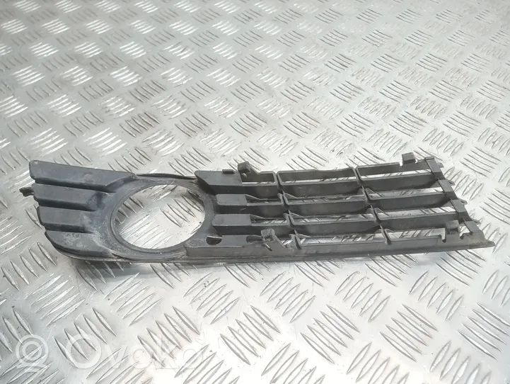 Audi A4 S4 B6 8E 8H Grille inférieure de pare-chocs avant 