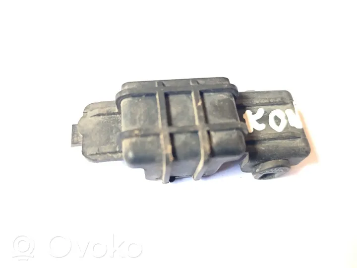 Audi A6 S6 C5 4B Fixation de radiateur 8D0260427