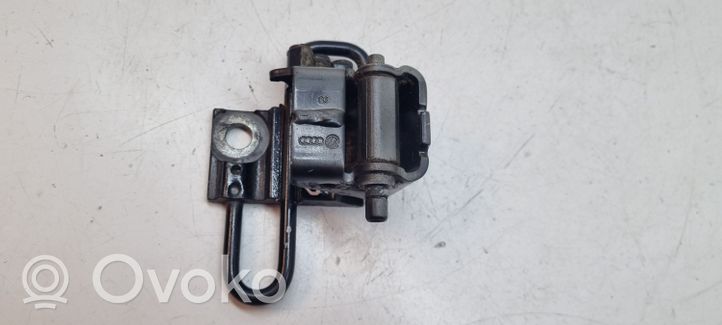 Audi A8 S8 D3 4E Charnière inférieure de porte avant 4E0831412C