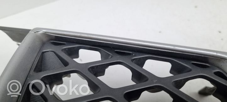 Nissan Navara D22 Grille calandre supérieure de pare-chocs avant 62310