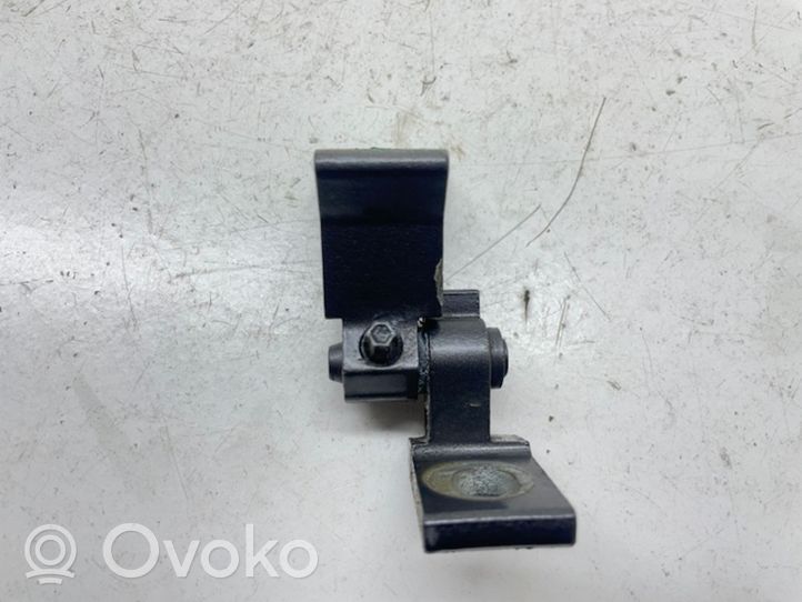 Volkswagen Tiguan Front door lower hinge 5N0831402A