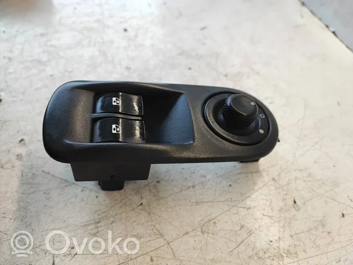 Opel Vivaro Interruttore di controllo dell’alzacristalli elettrico 8200011867