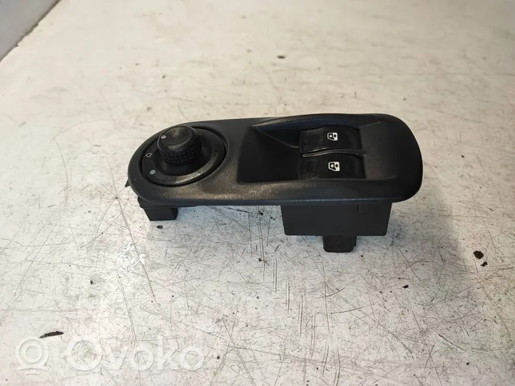 Opel Vivaro Interruttore di controllo dell’alzacristalli elettrico 8200011867