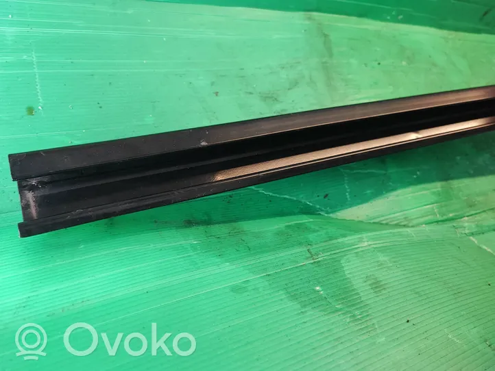 Opel Vivaro Sliding door middle rail 777663037R