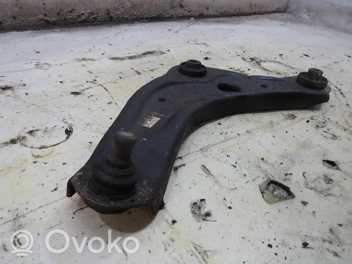 Nissan Qashqai Braccio di controllo sospensione anteriore 3084514