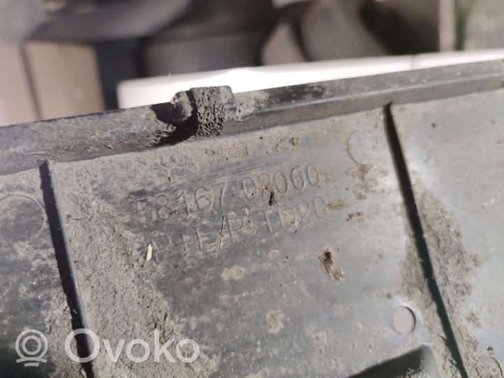 Toyota Auris E180 Osłona boczna podwozia 5816702060