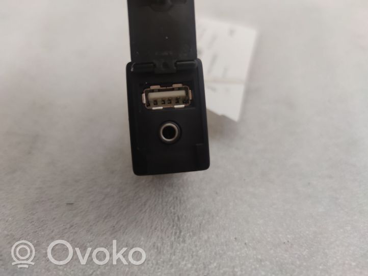 Toyota C-HR Connecteur/prise USB 86190F4010