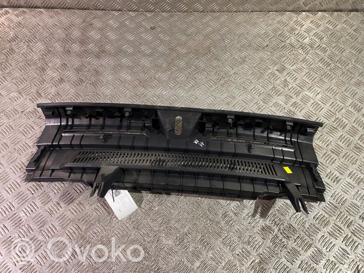 Audi A1 Bagažinės slenksčio apdaila 82A863471