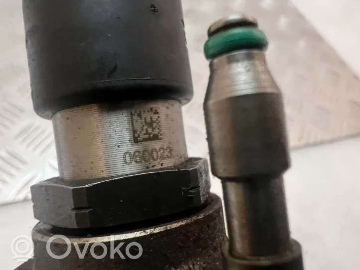 Volvo V40 Cross country Fuel injector 9802448680