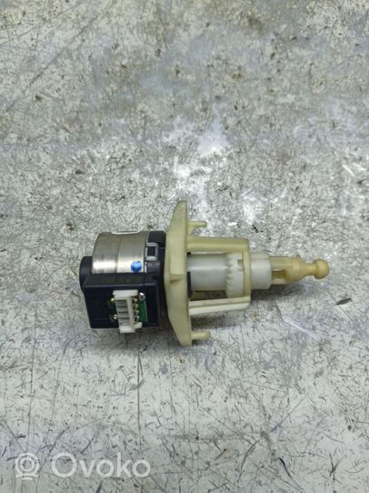 Volkswagen Touareg I Motor de ajuste de nivel del faro delantero 89022080