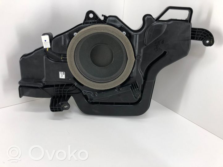 Toyota RAV 4 (XA40) Subwoofer-bassokaiutin 861500R030