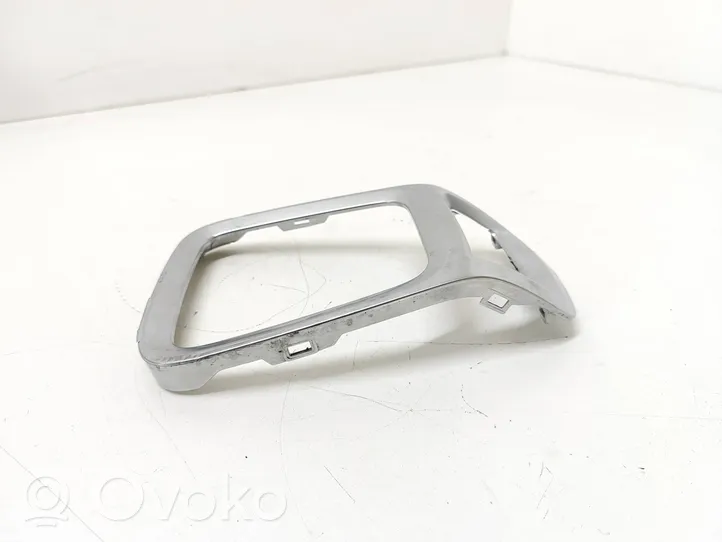 Peugeot 5008 Rivestimento in plastica cornice della leva del cambio 81300442