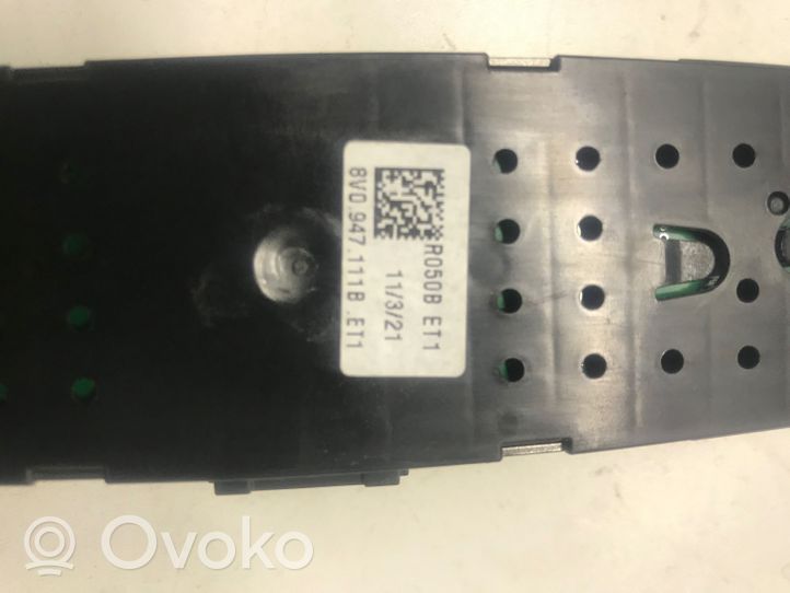 Audi Q3 F3 Lampka podsufitki tylna 8V0947111B