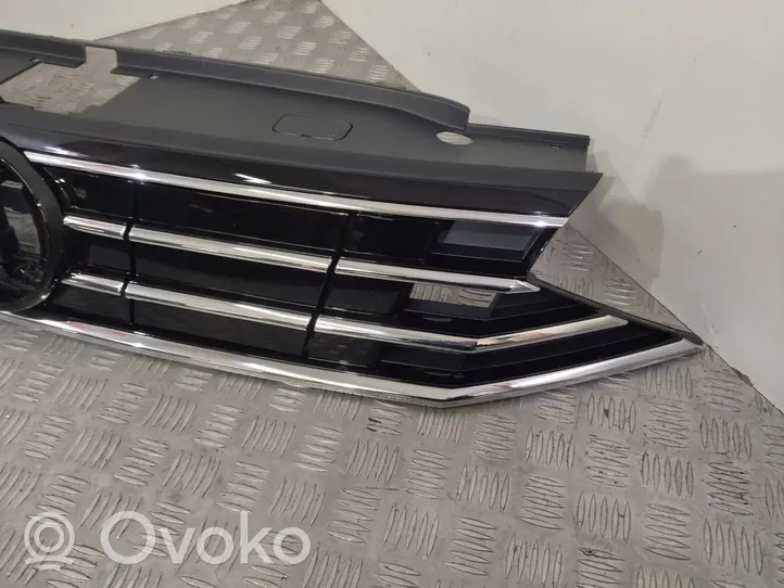 Volkswagen PASSAT B8 Grille calandre supérieure de pare-chocs avant 3G0853651CF