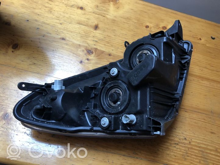 Toyota Corolla Verso AR10 Lampa przednia 811700F060