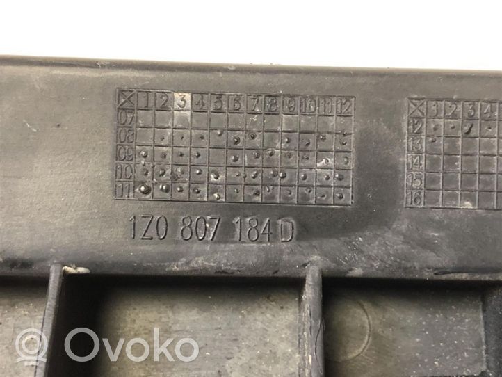 Skoda Octavia Mk2 (1Z) Uchwyt / Mocowanie zderzaka przedniego 1Z0807184D