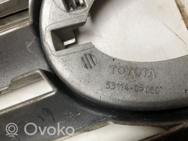 Toyota Avensis T250 Grotelės viršutinės 5311405060