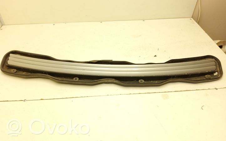 Mercedes-Benz E W210 Grille calandre de capot A2108800705