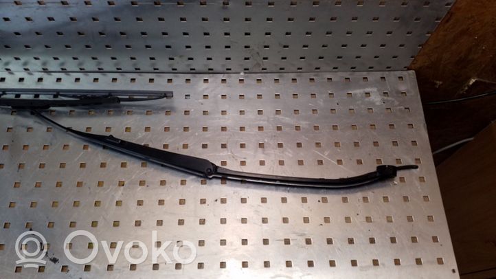 Infiniti FX Front wiper blade arm B90LA2