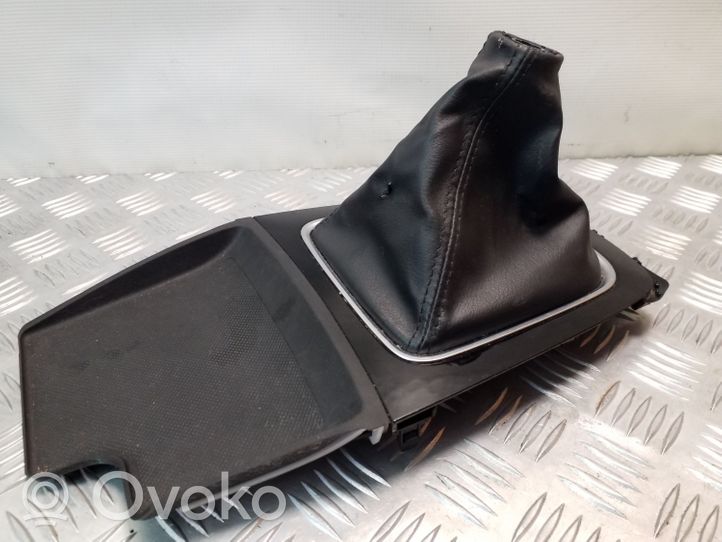 Mazda 6 Rivestimento in plastica cornice della leva del cambio GJE864341