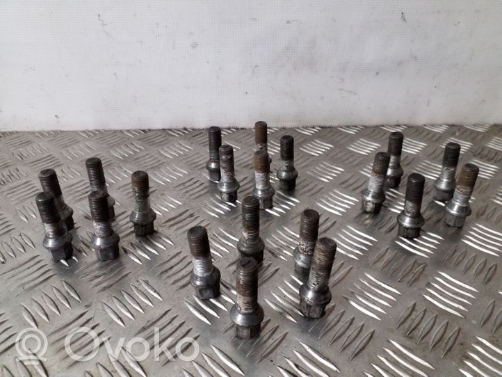 Opel Vivaro Nuts/bolts 