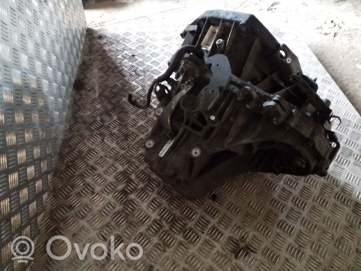 Nissan Juke I F15 Mechaninė 6 pavarų dėžė 320101KG0C